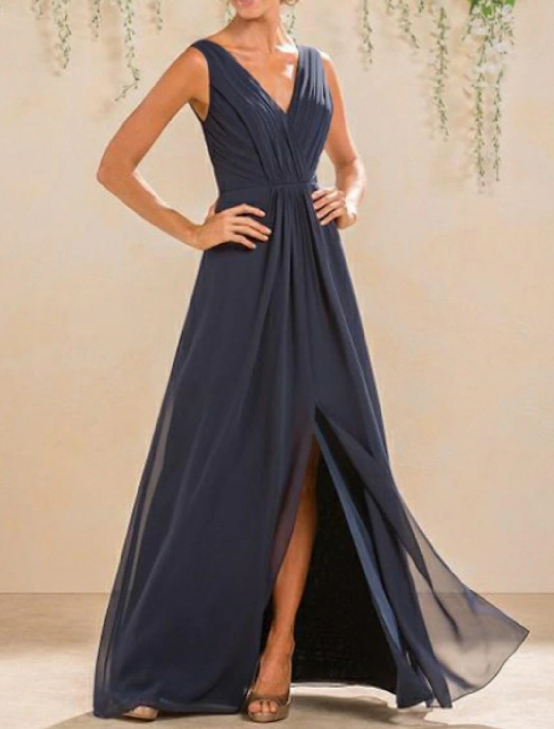 Abito da damigella d'onore a trapezio, scollo a V, senza maniche, schiena scoperta, lunghezza pavimento, in chiffon con pieghe / spacco frontale